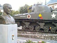 Vakantiewoningen in de Belgische Ardennen. Mc Auliffe with a Sherman tank in Bastogne