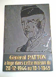 Vakantiewoningen in de Belgische Ardennen. Text says in French "Général Patton a logé dans cette maison du 28-12-1944 au 10-1-1945", or translated "General Patton stayed in this house from 28-12-1944 till 10-1-1945"