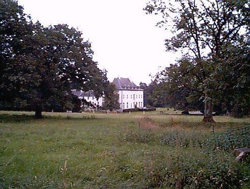 Vakantiewoningen in de Belgische Ardennen. In het dorpje Waillet waar de vakantiewoningen Le tige, le gite en Le pachis gelegen zijn heeft men een kasteel.